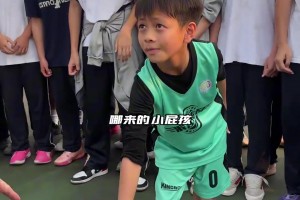 天赋尽显未来可期！广西7岁小孩背书包球场1v1单挑大人